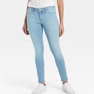 Universal Thread Women's Light Wash Skinny Jeans
